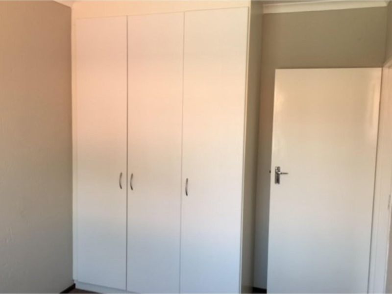 Cozy 2-Bed Urban Retreat in Rynfield - Photo 6