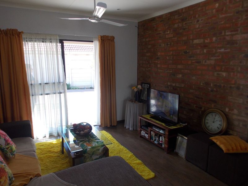 "Three 2-Bed Townhouses in Prime Location" - Photo 10