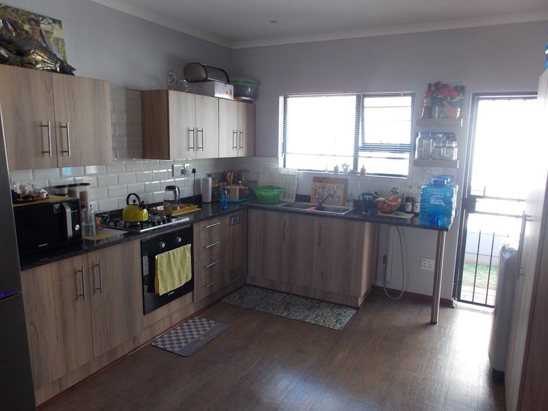 "Three 2-Bed Townhouses in Prime Location" - Photo 9