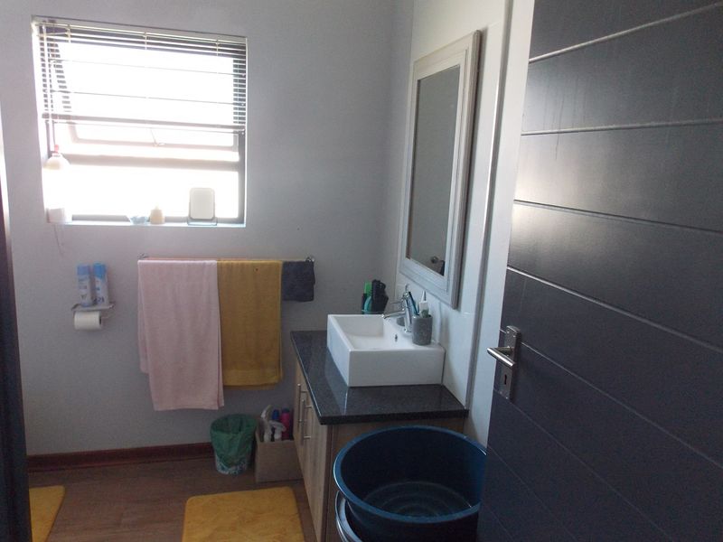 "Three 2-Bed Townhouses in Prime Location" - Photo 7