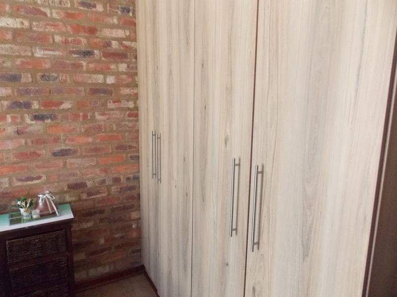 "Three 2-Bed Townhouses in Prime Location" - Photo 5