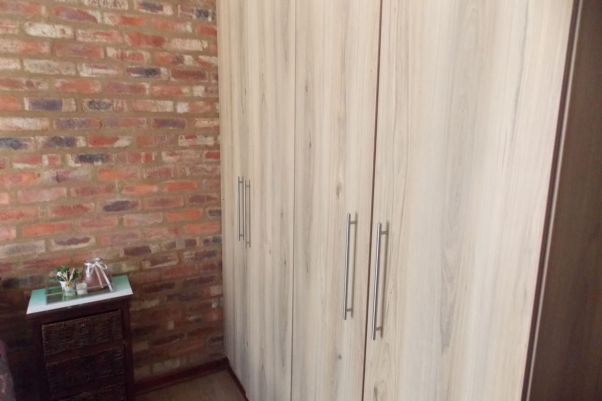 "Three 2-Bed Townhouses in Prime Location" - Photo 5