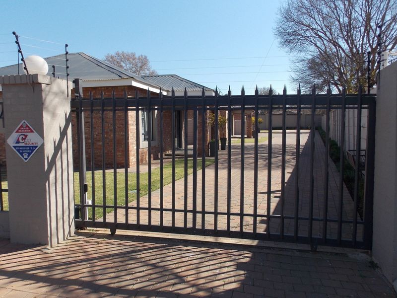 "Three 2-Bed Townhouses in Prime Location" - Photo 2