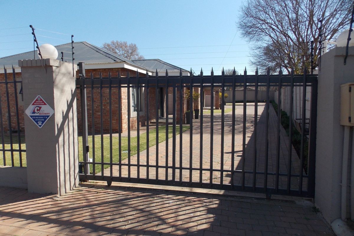 "Three 2-Bed Townhouses in Prime Location" - Photo 2