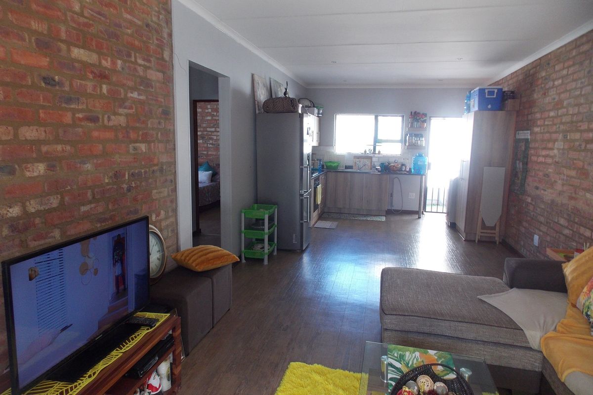 "Three 2-Bed Townhouses in Prime Location" - Photo 3