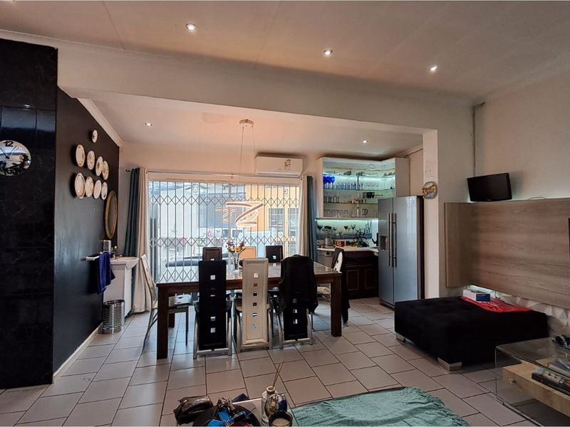 **FOR SALE: 4-BEDROOM HOUSE in Kensington, Johannesburg** - Photo 2