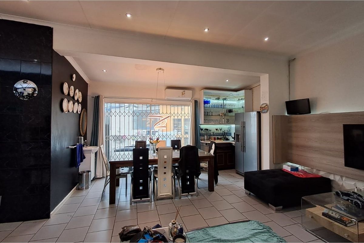 **FOR SALE: 4-BEDROOM HOUSE in Kensington, Johannesburg** - Photo 2