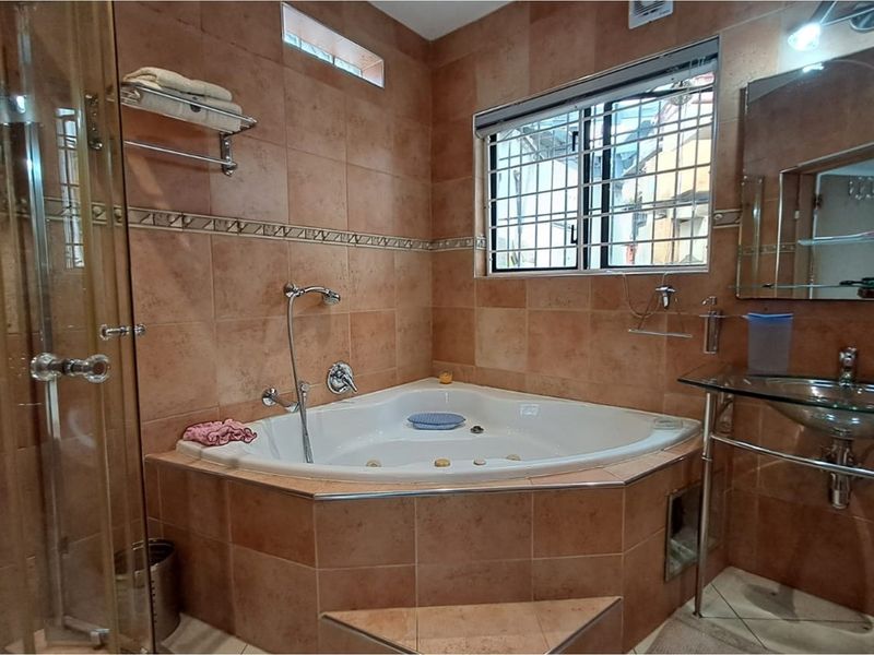 **FOR SALE: 4-BEDROOM HOUSE in Kensington, Johannesburg** - Photo 8