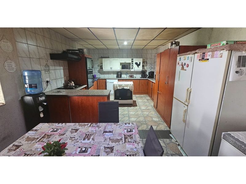 Modern 4 BED and 2 BATH Home with 2 Flats, Top Security Prime Living! - Photo 7