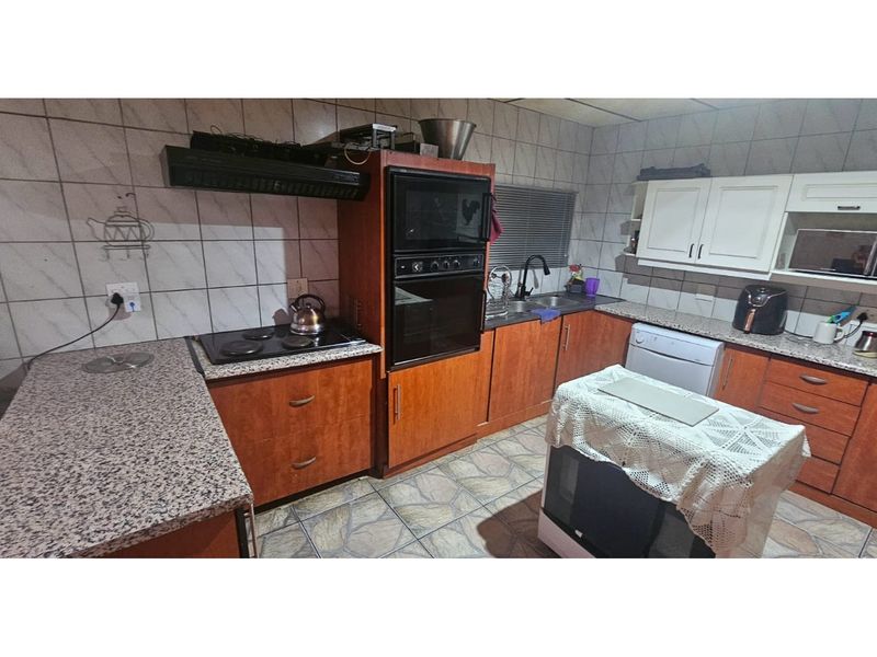 Modern 4 BED and 2 BATH Home with 2 Flats, Top Security Prime Living! - Photo 6