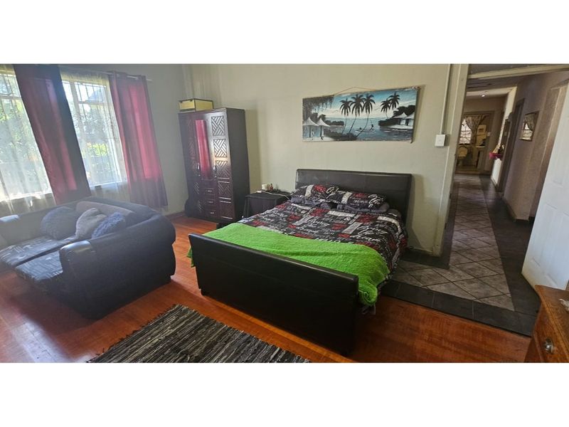 Modern 4 BED and 2 BATH Home with 2 Flats, Top Security Prime Living! - Photo 10