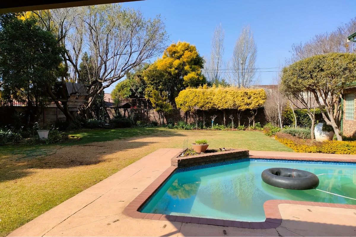 Two in one, exceptional home with many options. A place to put your heart on. - Photo 4