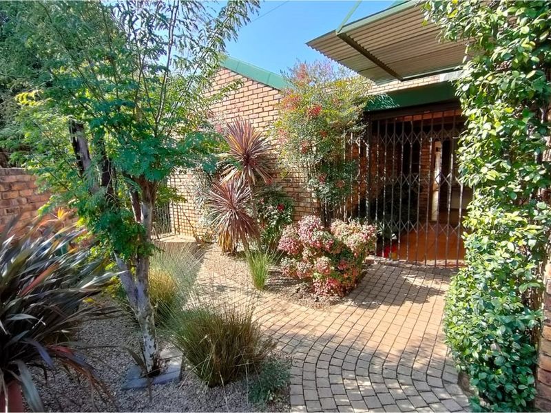 Two in one, exceptional home with many options. A place to put your heart on. - Photo 10