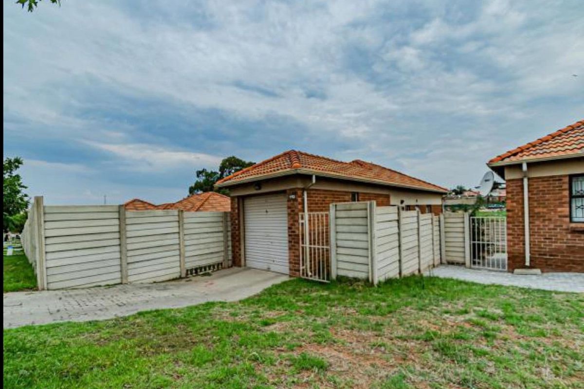 3 Bedroom Home for Sale- Olievenhoutbosch - Photo 2