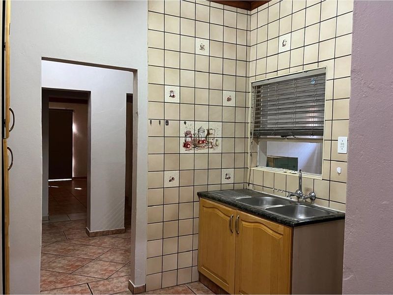 Expansive 7 Bedroom Double Story Home - Ideal for a Large Family or Guesthouse Opportunity! - Photo 7