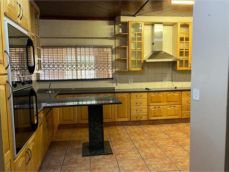 Expansive 7 Bedroom Double Story Home - Ideal for a Large Family or Guesthouse Opportunity! - Photo 6