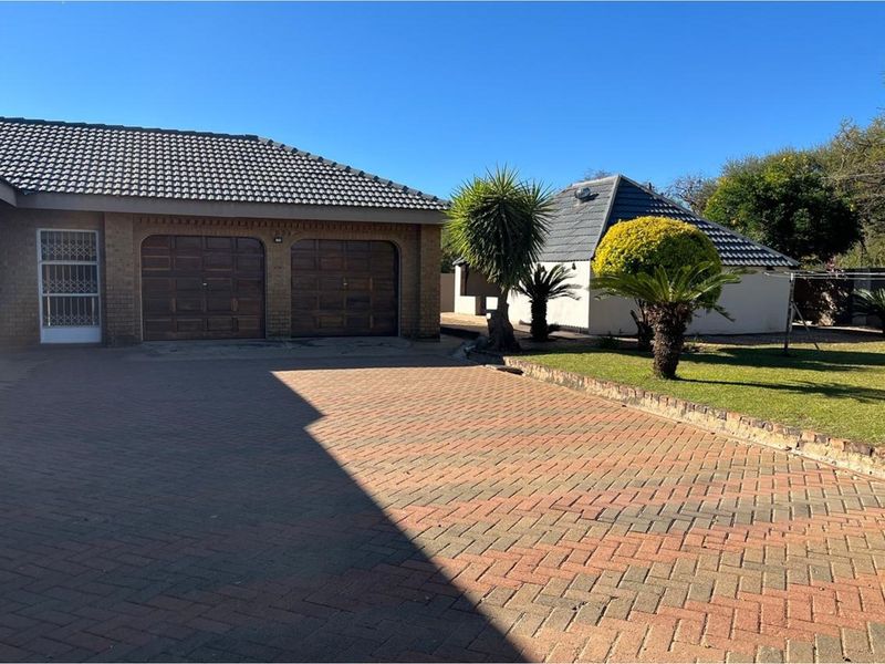 Expansive 7 Bedroom Double Story Home - Ideal for a Large Family or Guesthouse Opportunity! - Photo 4