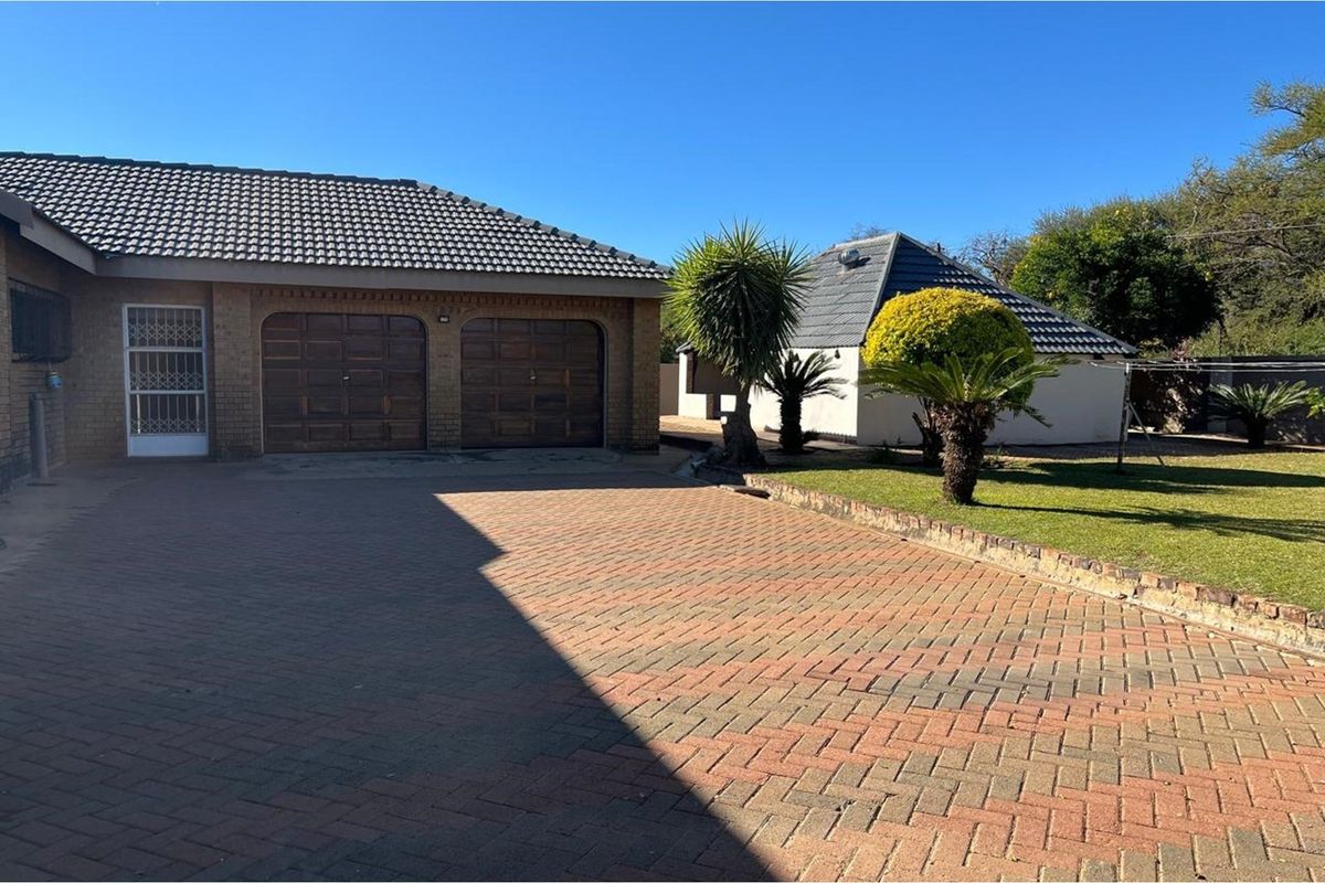 Expansive 7 Bedroom Double Story Home - Ideal for a Large Family or Guesthouse Opportunity! - Photo 4