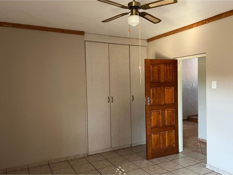 Expansive 7 Bedroom Double Story Home - Ideal for a Large Family or Guesthouse Opportunity! - Photo 10