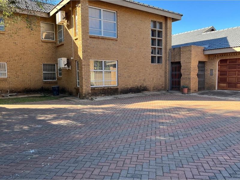 Expansive 7 Bedroom Double Story Home - Ideal for a Large Family or Guesthouse Opportunity! - Photo 3