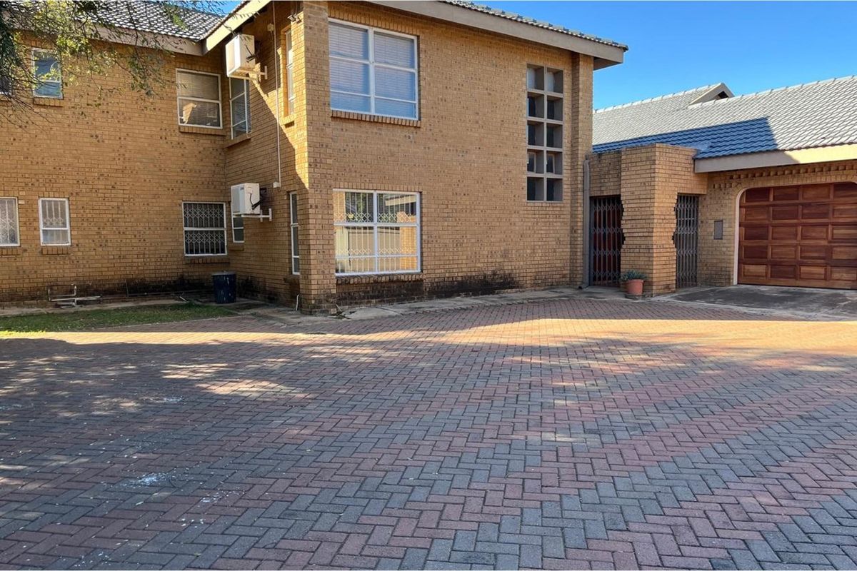 Expansive 7 Bedroom Double Story Home - Ideal for a Large Family or Guesthouse Opportunity! - Photo 3