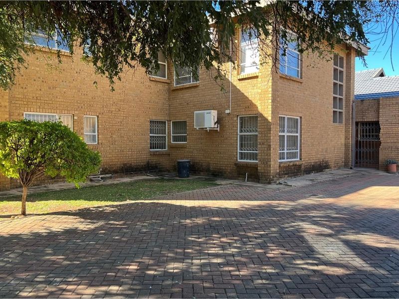 Expansive 7 Bedroom Double Story Home - Ideal for a Large Family or Guesthouse Opportunity! - Photo 2