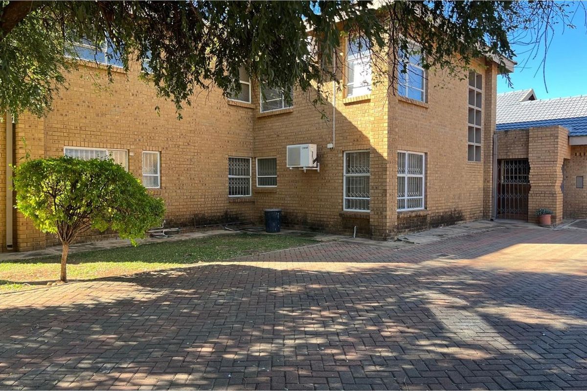 Expansive 7 Bedroom Double Story Home - Ideal for a Large Family or Guesthouse Opportunity! - Photo 2