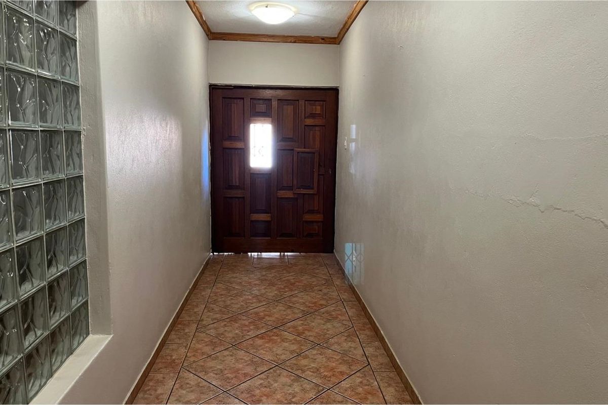 Expansive 7 Bedroom Double Story Home - Ideal for a Large Family or Guesthouse Opportunity! - Photo 5