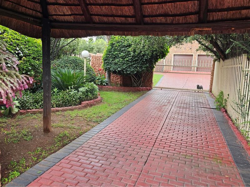 Luxurious 5-Bedroom Home with Spectacular Views, Double Garage, Double Carport and Flatlet - Photo 3