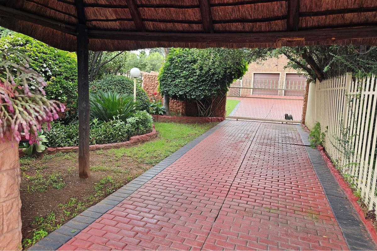 Luxurious 5-Bedroom Home with Spectacular Views, Double Garage, Double Carport and Flatlet - Photo 3