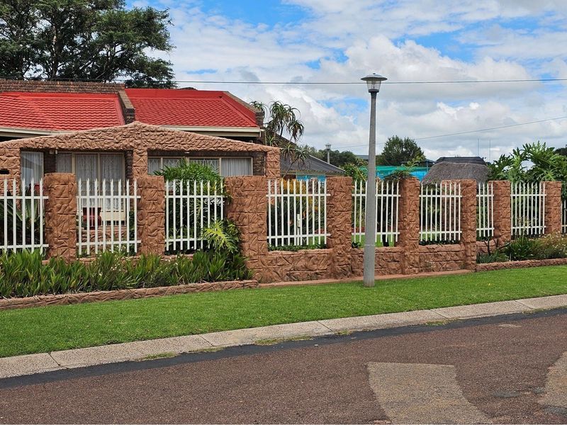 Luxurious 5-Bedroom Home with Spectacular Views, Double Garage, Double Carport and Flatlet - Photo 8