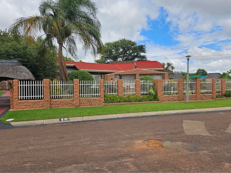 Luxurious 5-Bedroom Home with Spectacular Views, Double Garage, Double Carport and Flatlet - Photo 7