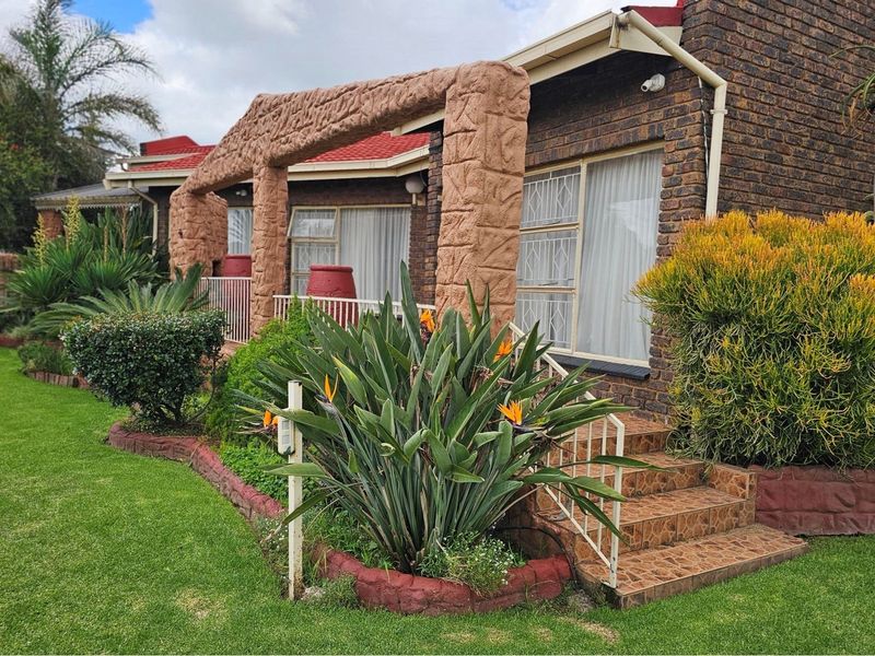 Luxurious 5-Bedroom Home with Spectacular Views, Double Garage, Double Carport and Flatlet - Photo 5
