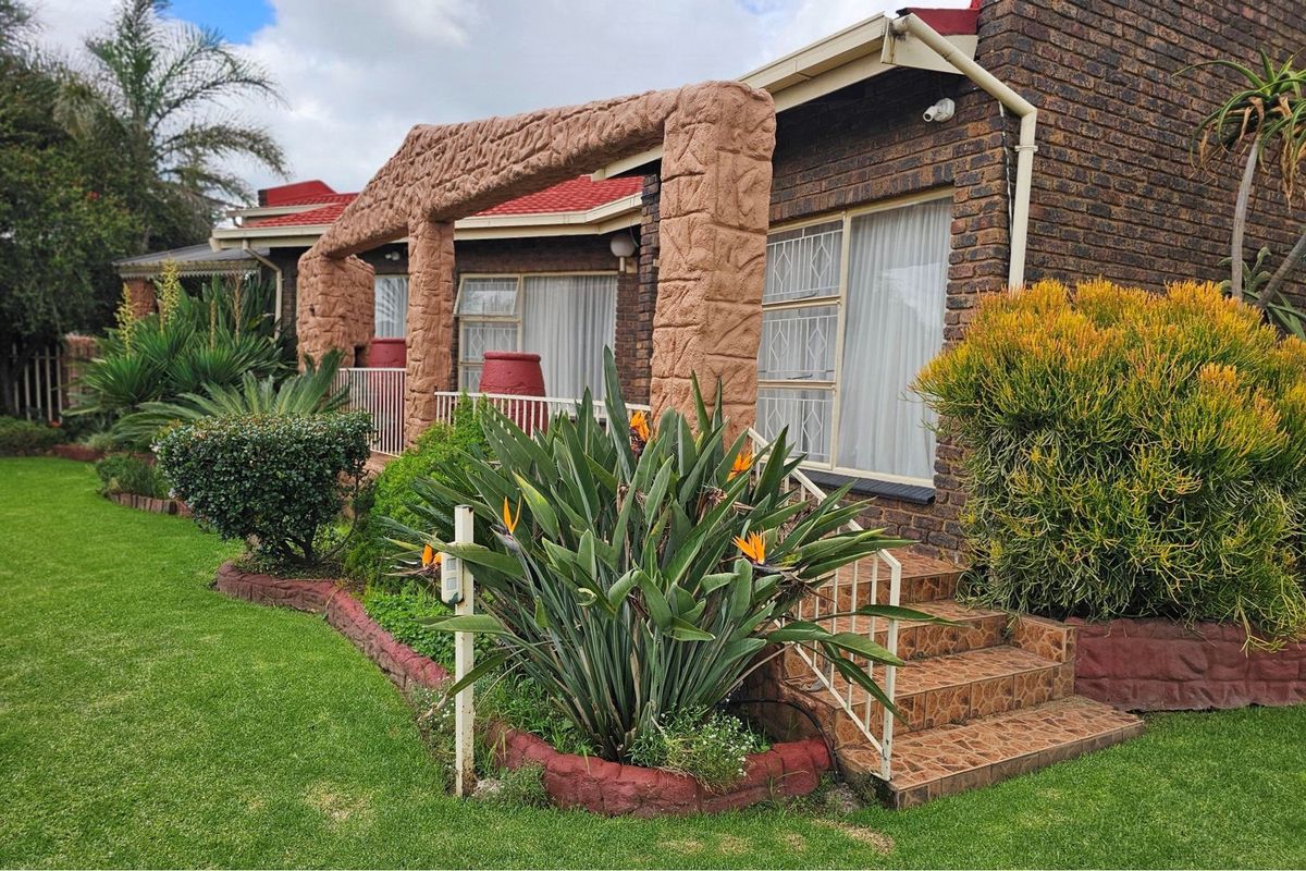 Luxurious 5-Bedroom Home with Spectacular Views, Double Garage, Double Carport and Flatlet - Photo 5