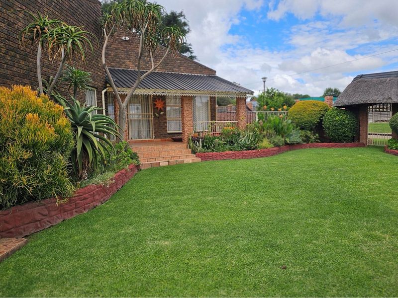 Luxurious 5-Bedroom Home with Spectacular Views, Double Garage, Double Carport and Flatlet - Photo 2