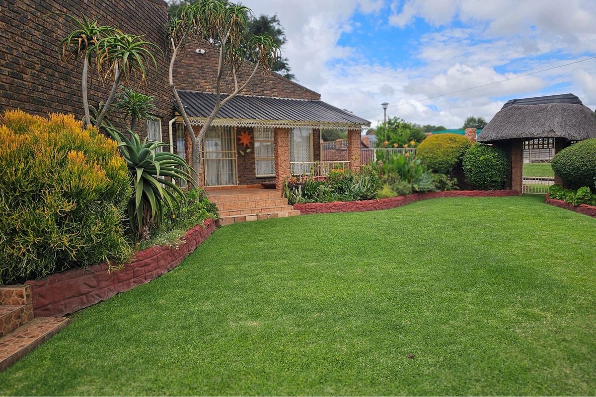 Luxurious 5-Bedroom Home with Spectacular Views, Double Garage, Double Carport and Flatlet - Photo 2