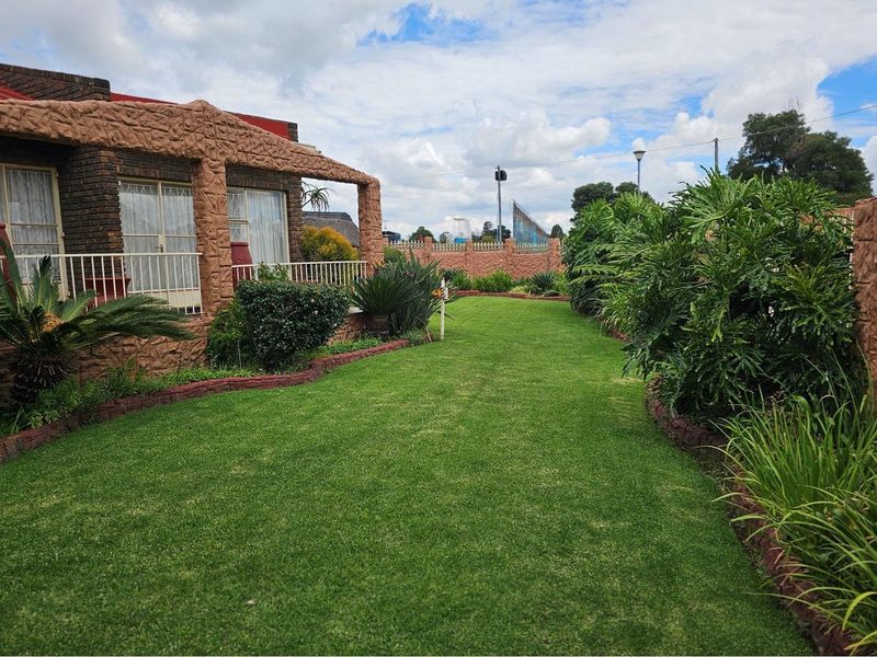 Luxurious 5-Bedroom Home with Spectacular Views, Double Garage, Double Carport and Flatlet - Photo 4