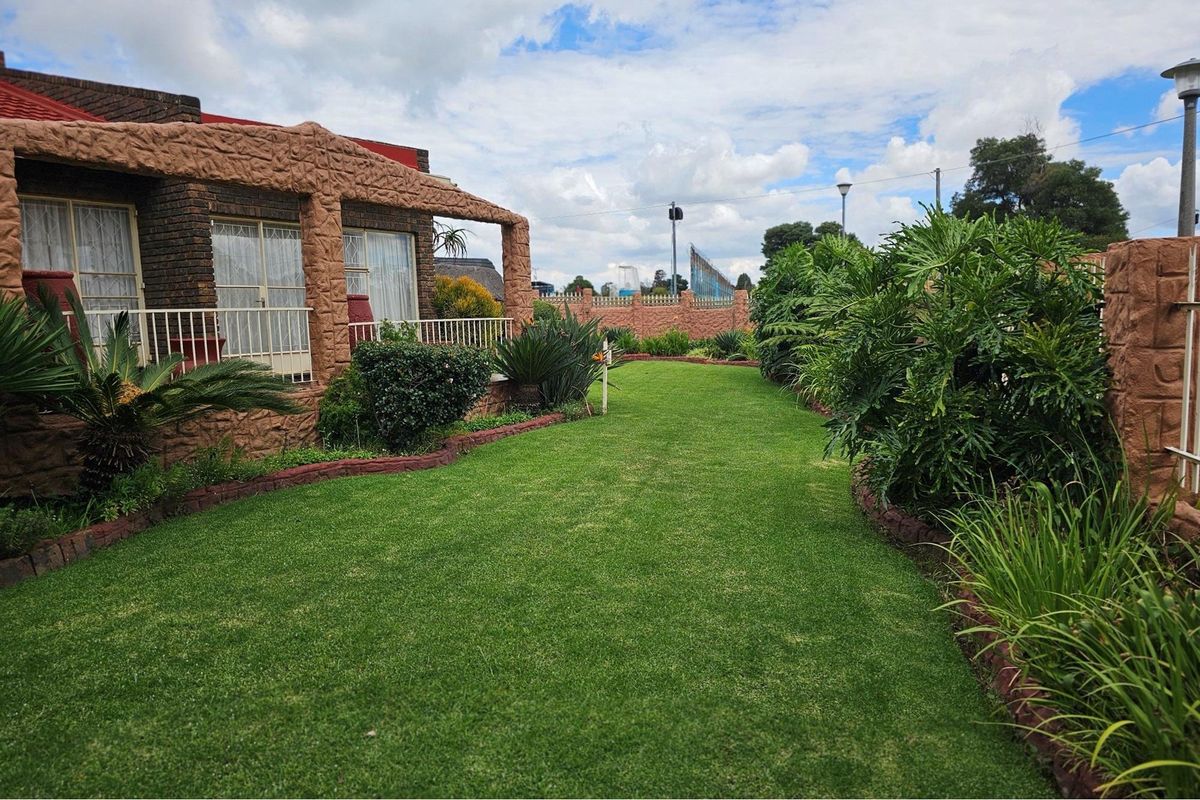 Luxurious 5-Bedroom Home with Spectacular Views, Double Garage, Double Carport and Flatlet - Photo 4