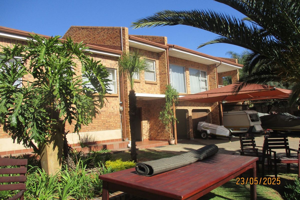 Luxury Living: Die Heuwel 4-Bedroom Masterpiece - Photo 2