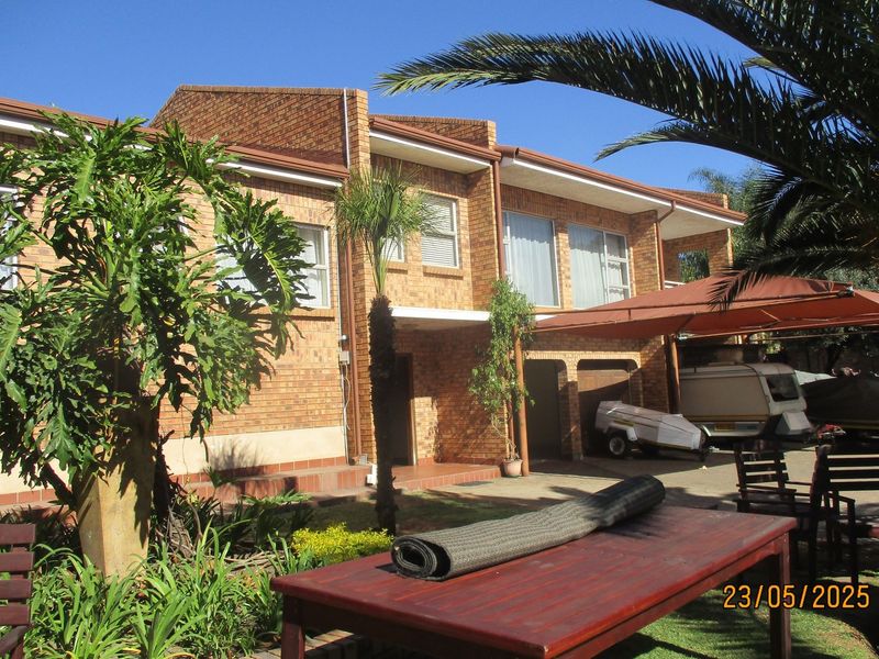 Luxury Living: Die Heuwel 4-Bedroom Masterpiece - Photo 2