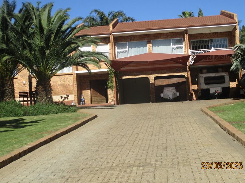 Luxury Living: Die Heuwel 4-Bedroom Masterpiece - Photo 3