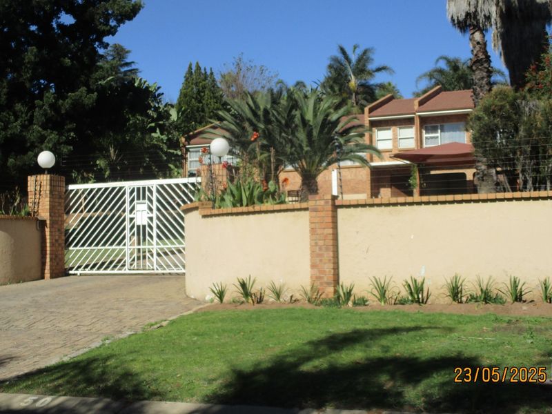 Luxury Living: Die Heuwel 4-Bedroom Masterpiece - Photo 5