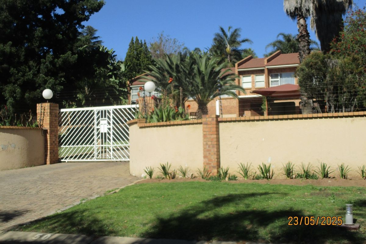 Luxury Living: Die Heuwel 4-Bedroom Masterpiece - Photo 5