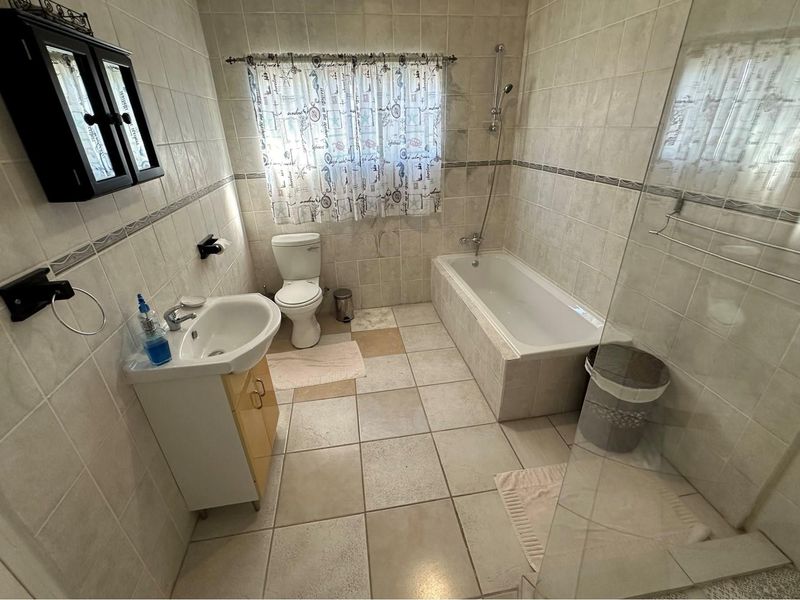 Where Comfort Meets Modern Hospitality: Your Oasis in Newcastle - Photo 9