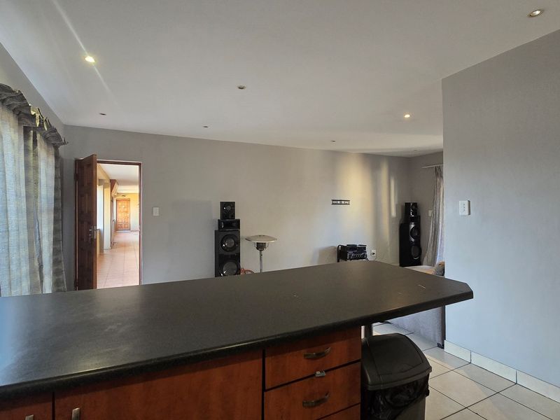 Neat and Secure - First-Floor Apartment with Great Potential and Prime Location! - Photo 10