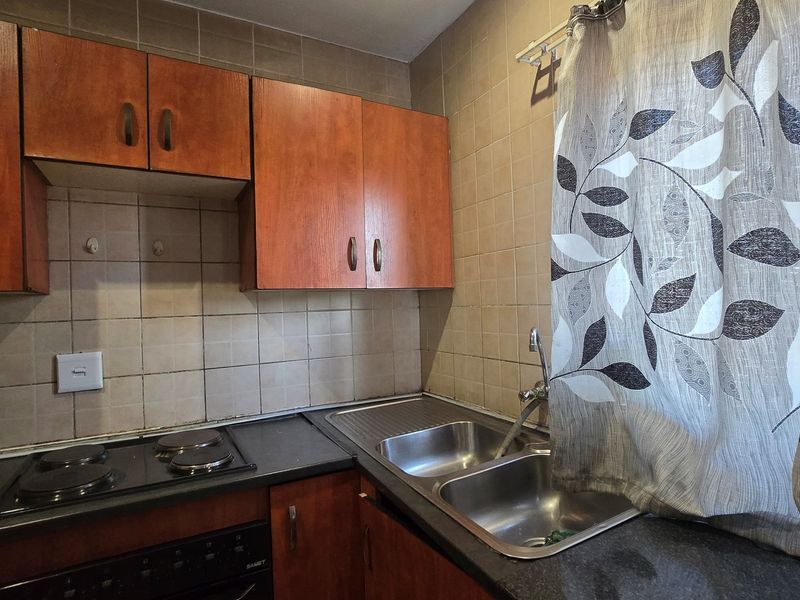 Neat and Secure - First-Floor Apartment with Great Potential and Prime Location! - Photo 9