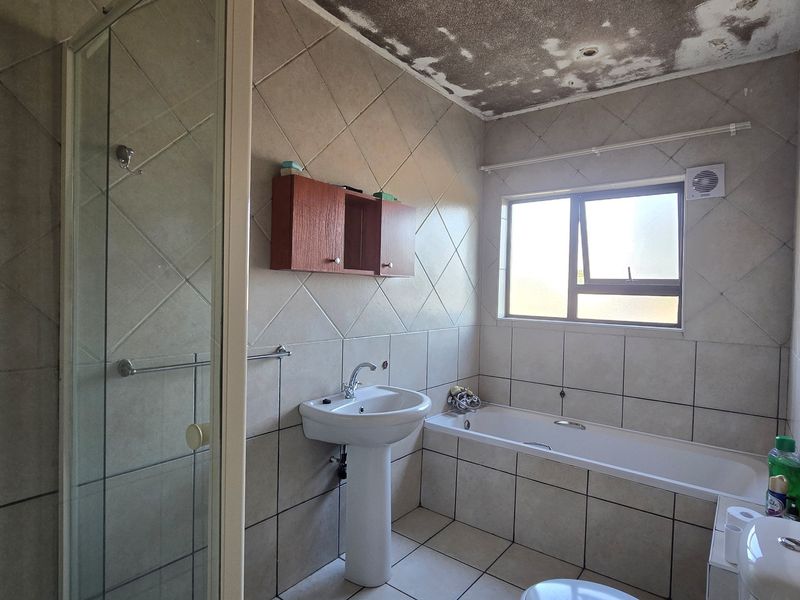 Neat and Secure - First-Floor Apartment with Great Potential and Prime Location! - Photo 6