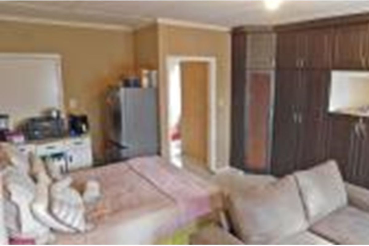 Family Home in Manor Gadens - Photo 5