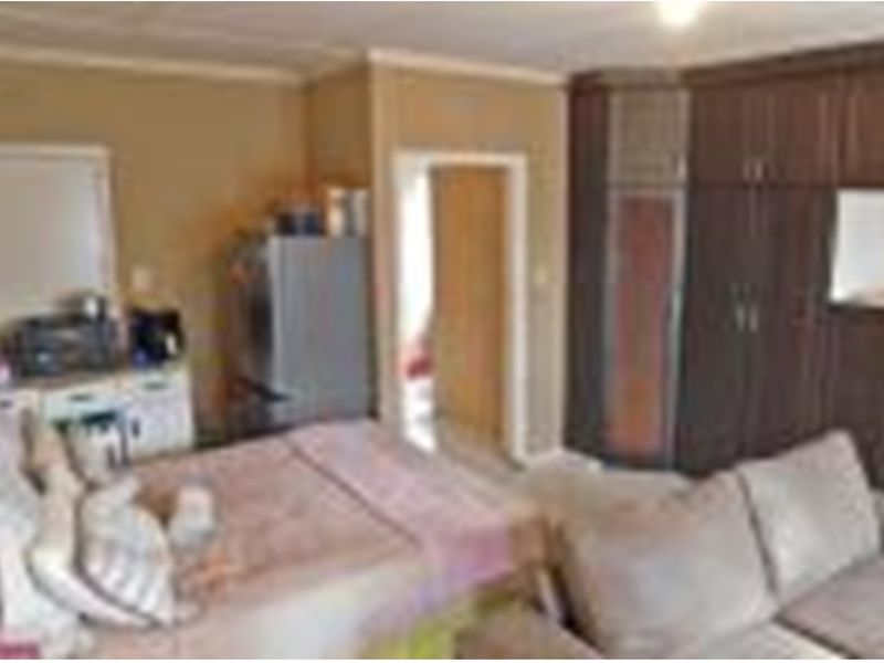 Family Home in Manor Gadens - Photo 5