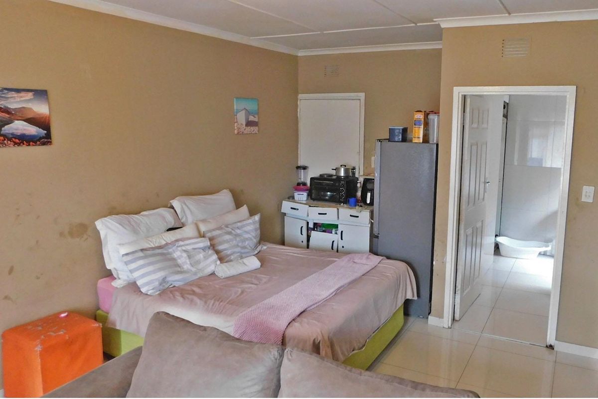 Family Home in Manor Gadens - Photo 4